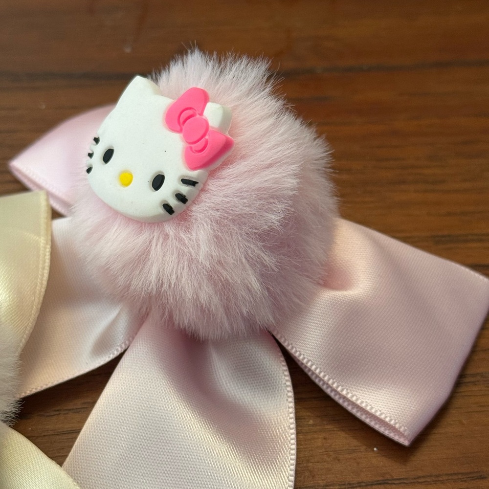 SOLD OUT. DO NOT BUY 2pc Hello Kitty Bow Pom Pink & White/ Cream Hair Clips - Picture 3 of 4